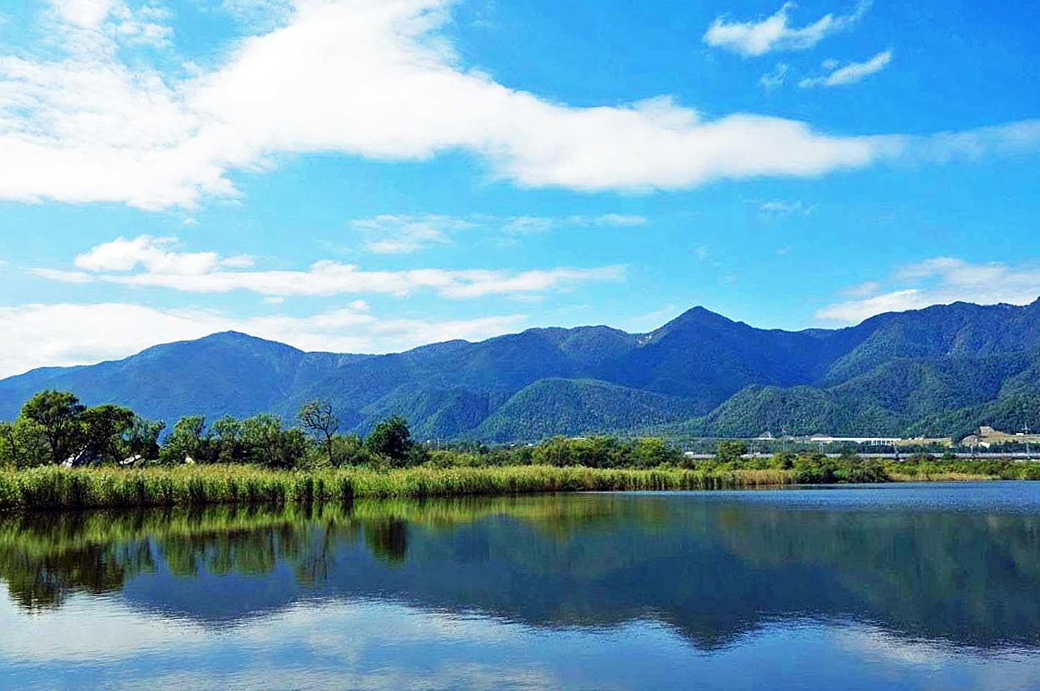 近江舞子内湖から比良連峰を望む