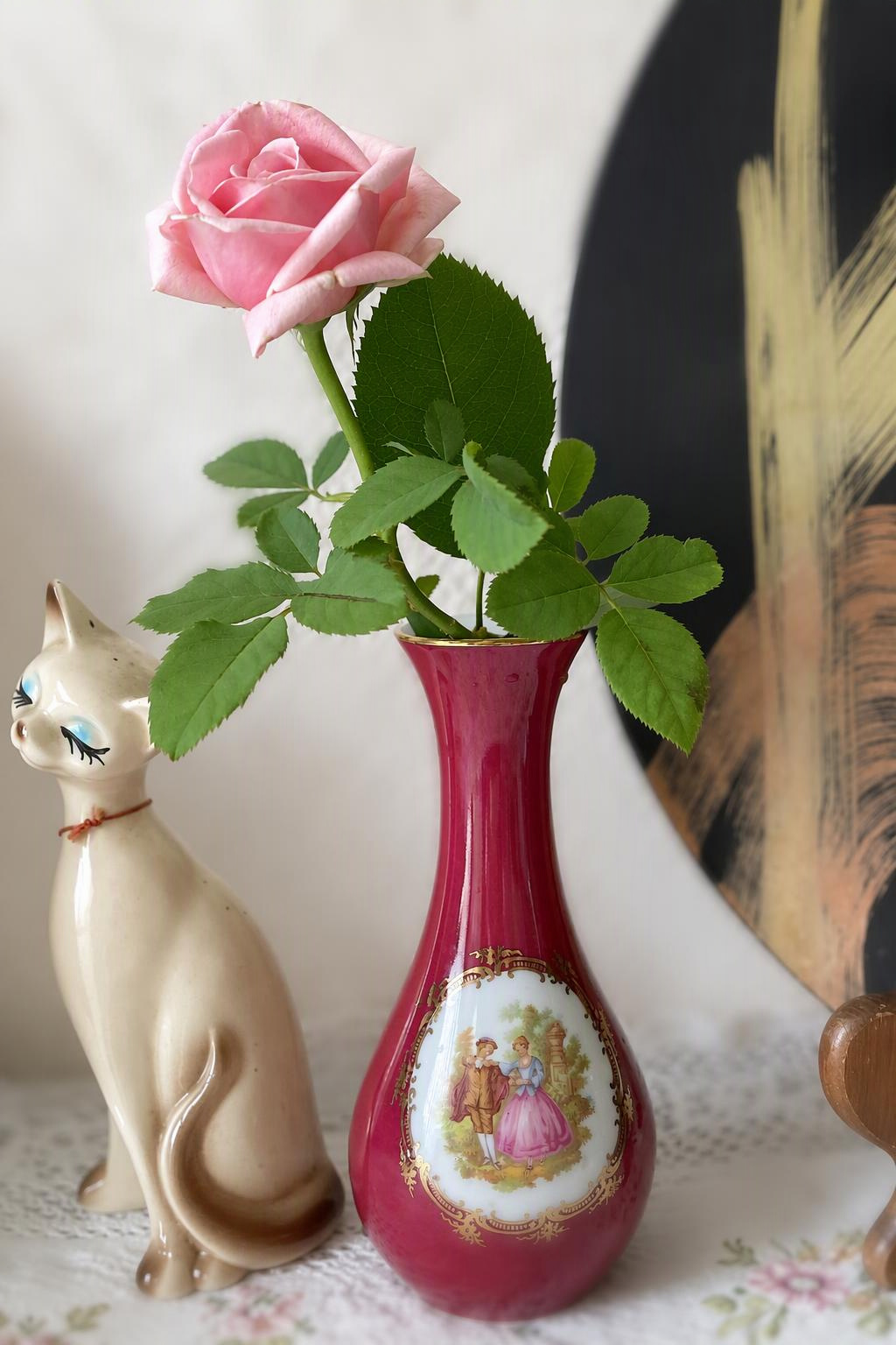 花瓶に飾った薔薇の切り花